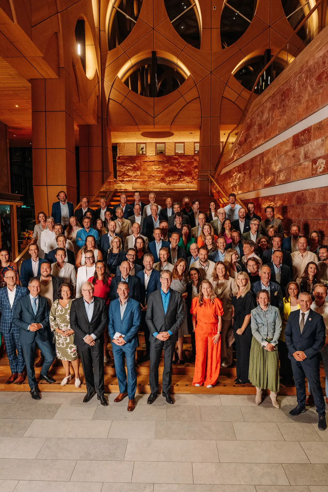 Groepsfoto van de CEO's en politici die het Ondernemersakkoord 2030 ondertekenden in Naturalis Biodiversity Center
